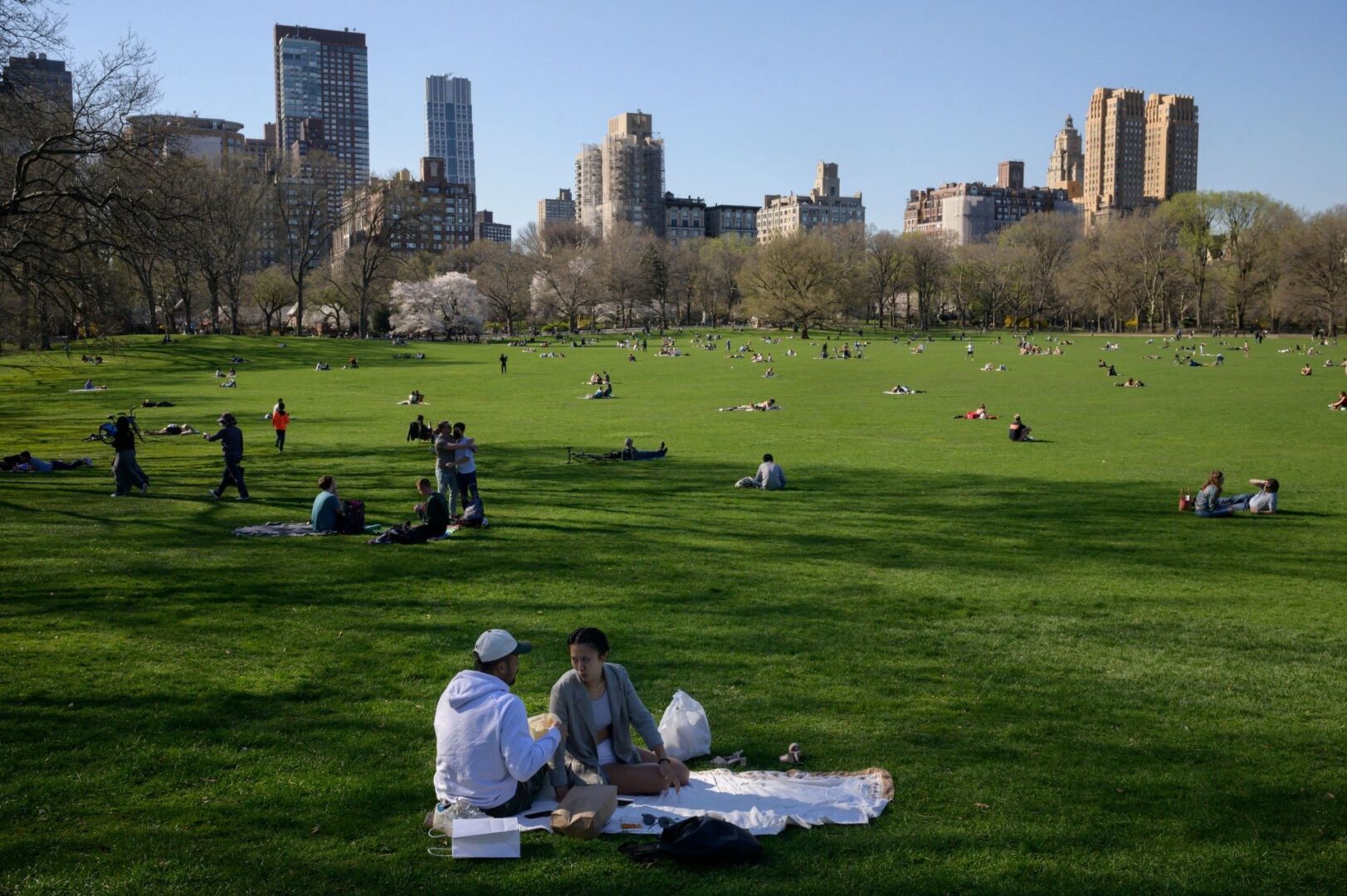 Người dân tận hưởng thời tiết ấm áp tại Công viên Trung tâm ở New York. Ảnh: Ed Jones/AP.