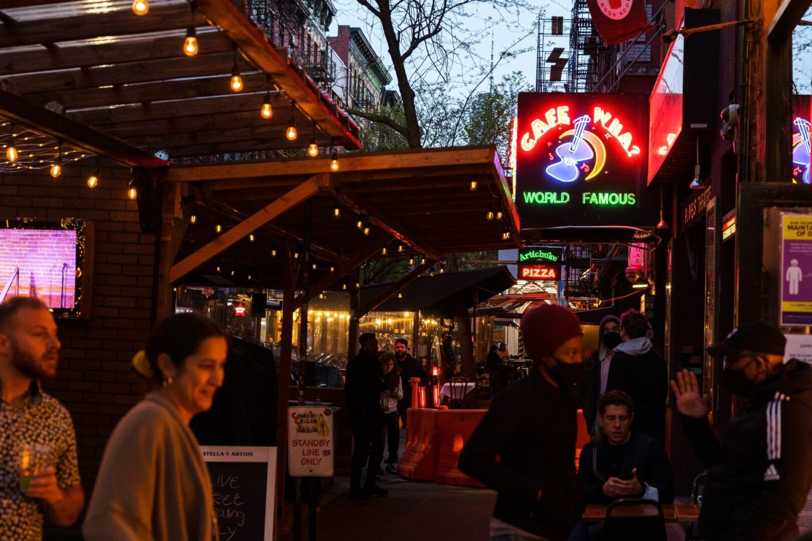 Phố MacDougal, với nhiều nhà hàng và quán bar ở một lần nữa tấp nập người qua lại khi new york mở cửa trở lại. Ảnh: Paul Frangipane/Bloomberg.